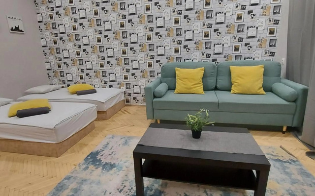 Studio 4 Apartment in the Party District