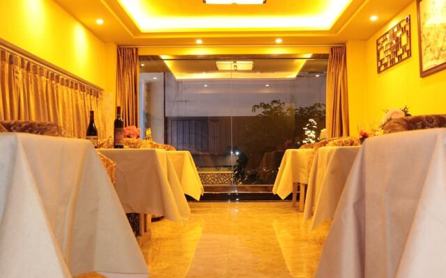 Mount Emei Moon Bay Hotel