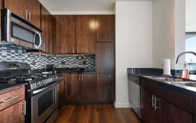 West Loop Luxe 2BR Balcony Skyline Views