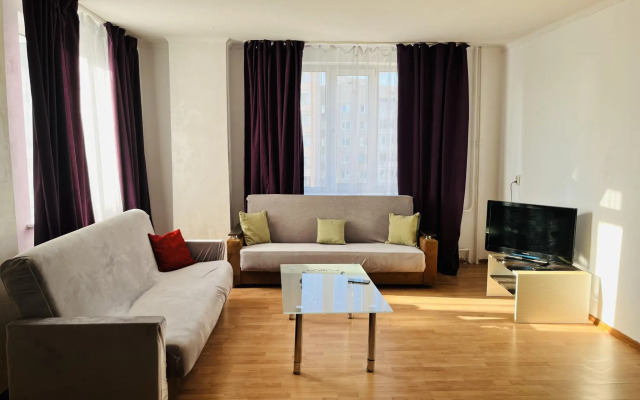 Виктория на улице 8 Марта