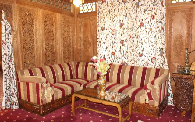 Wangnoo Worth Houseboats