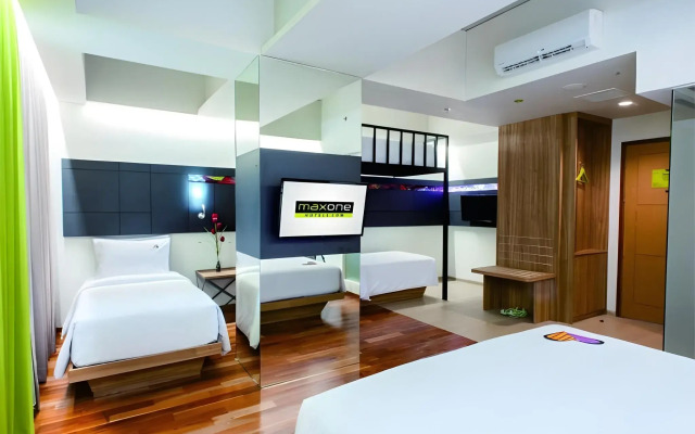 MaxOneHotels at Dharmahusada - Surabaya