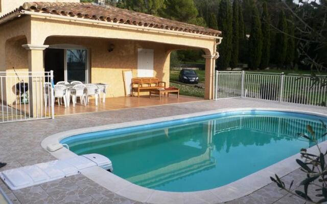 Lumineuse Villa avec Piscine à Grasse