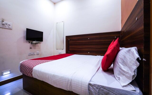 Oyo 18652 Hotel Golden Shah