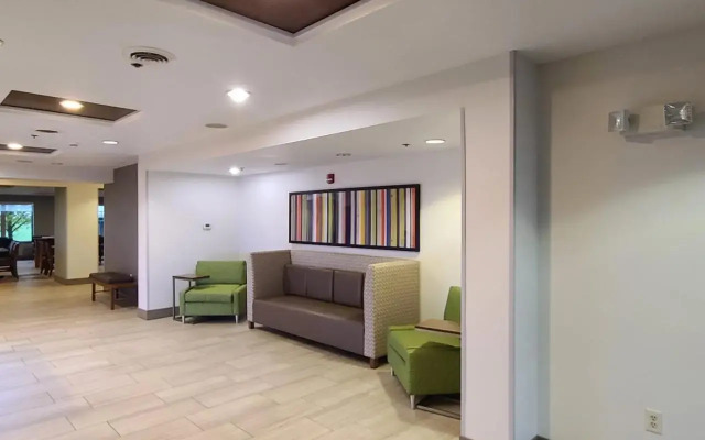 Holiday Inn Express & Suites Sheldon by IHG