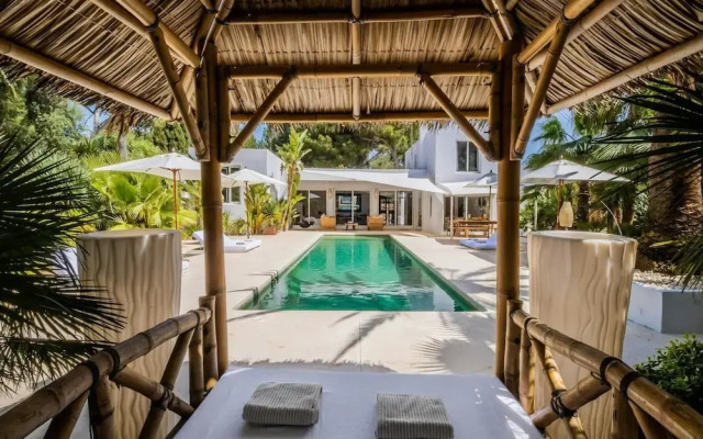 Lavish Villa Near Cala Llonga