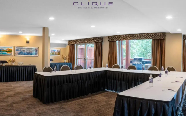 Falcon Crest Lodge by CLIQUE