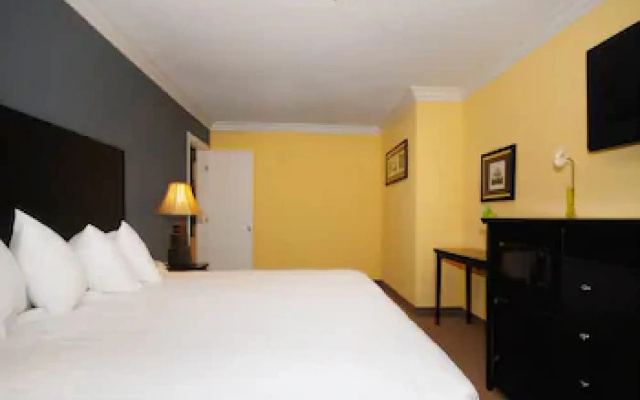Solaire Inn & Suites