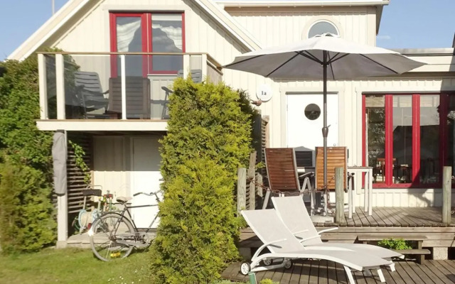 Stuga med havsutsikt och 50m till strand
