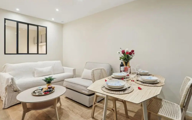 Ganneron in Paris With 1 Bedrooms and 1 Bathrooms