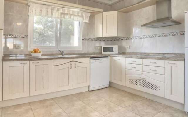 Villa - 12 Bedrooms with Pool and WiFi - 106430