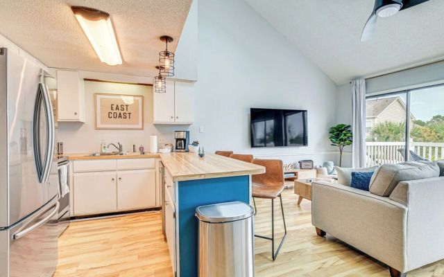 2 Mi to Surfside Beach: Coastal Escape w/ Balcony!