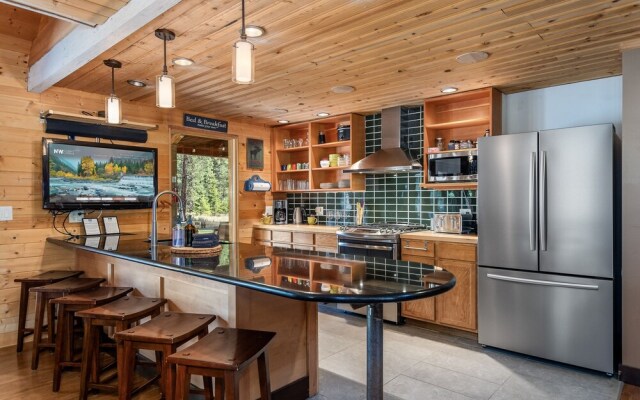 Pine Acres 4 Bedroom Home by NW Comfy Cabins by RedAwning