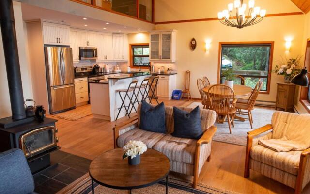 The Overlook, Luxury Lakeside Home with Dock