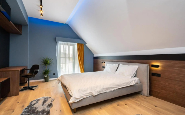 Sunflower- Designer 2R apartment near Piata Unirii with circular terrace