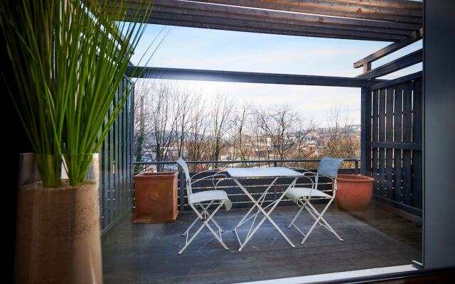 criston apartments - central living P