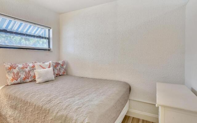 Sunset Beach House - Beach Hugger 3