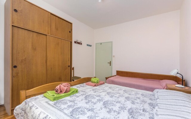 Beautiful Home in Lovrecica With Wifi and 2 Bedrooms