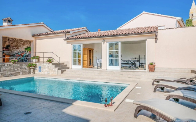 Beautiful Home in Pula With Wifi and 3 Bedrooms