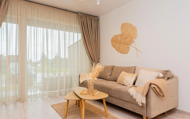 BOHO BEACH STUDIO su terasa ir baseinu