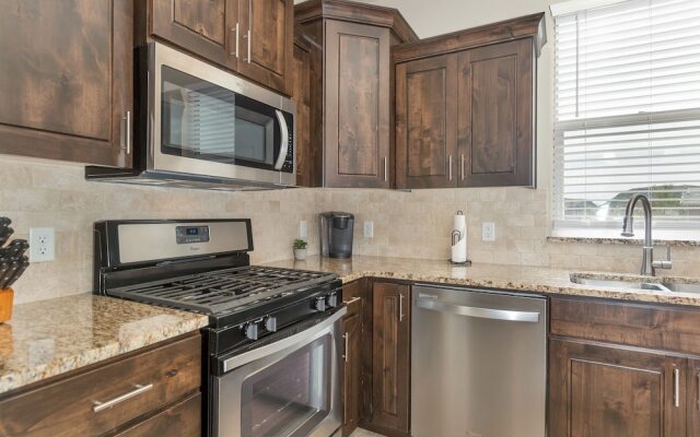 Park View Place 3 Bedroom Home by RedAwning