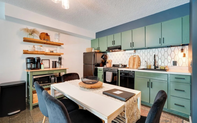Ski-in/ski-out Magic Mountain Condo w/ Deck!
