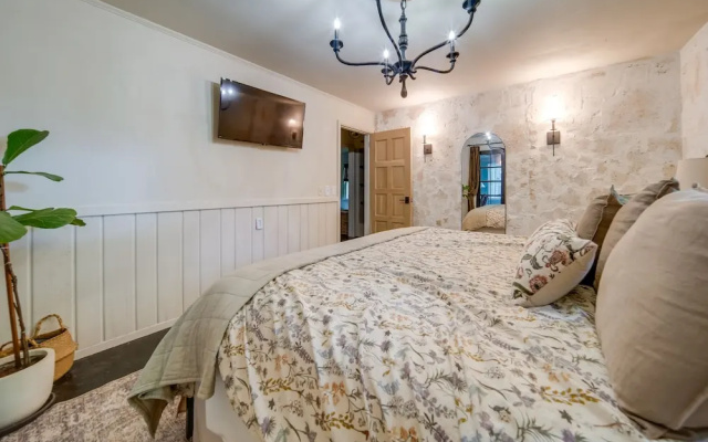 Stylish Willoughby Hills Retreat w/ Fireplace!