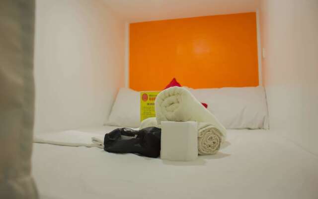 LUXS Capsule Hotel - Hostel - Adults Only