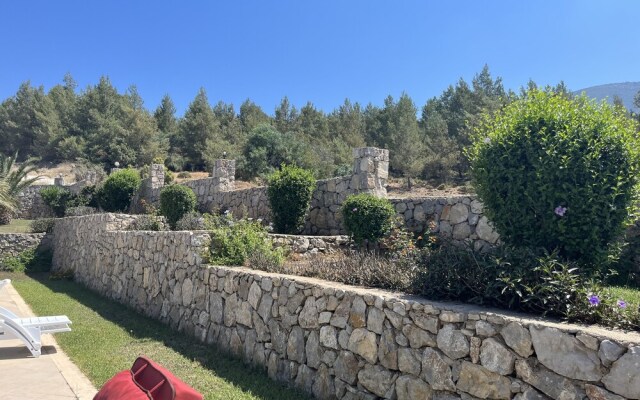 Stunning Spacious Poolside 2-bed Apt in Ovaçik