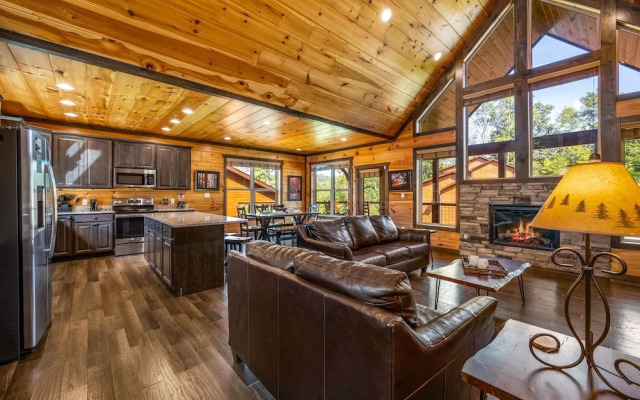 Mountain Skyy 3 Bedroom Cabin by RedAwning