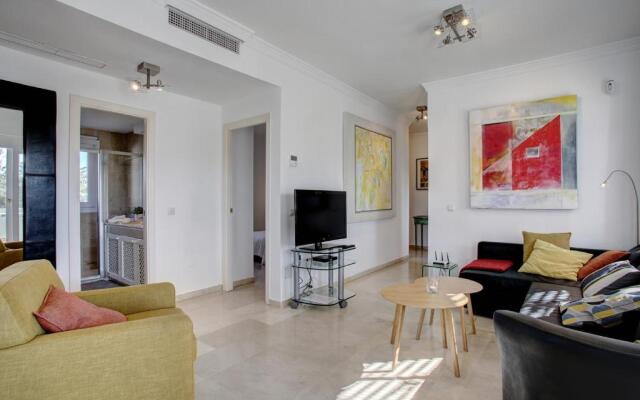 Sunny Golf Apartment