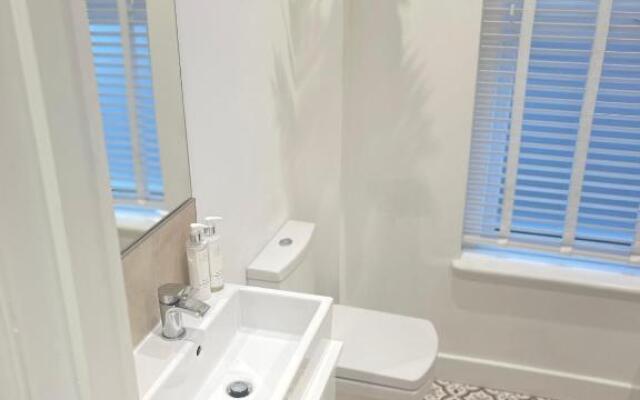 Seaview flat with balcony, spacious 2 bedroom