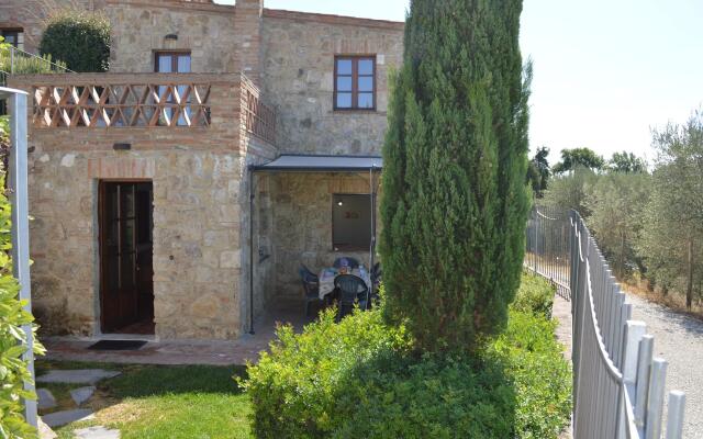House With Private Garden in the Crete Senesi