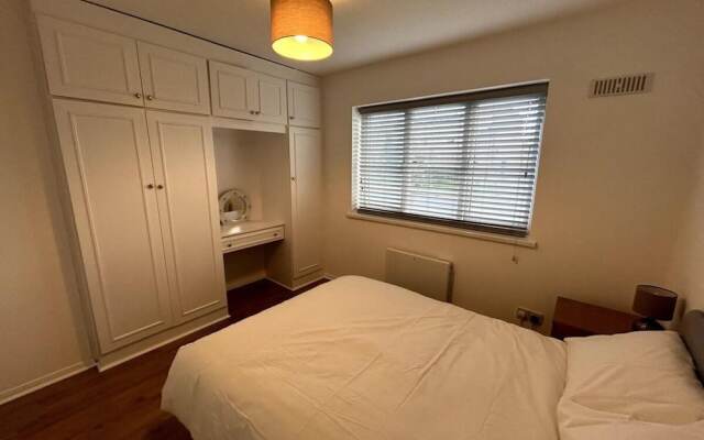 Essex 2 Bed Flat Near Station With Free Parking