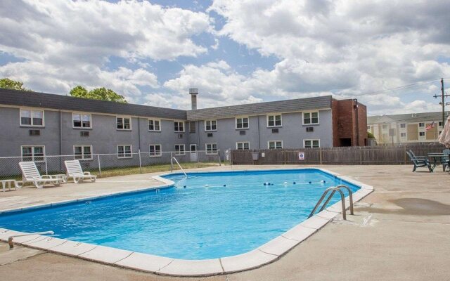 Econo Lodge Inn & Suites Windsor Locks Bradley Airport