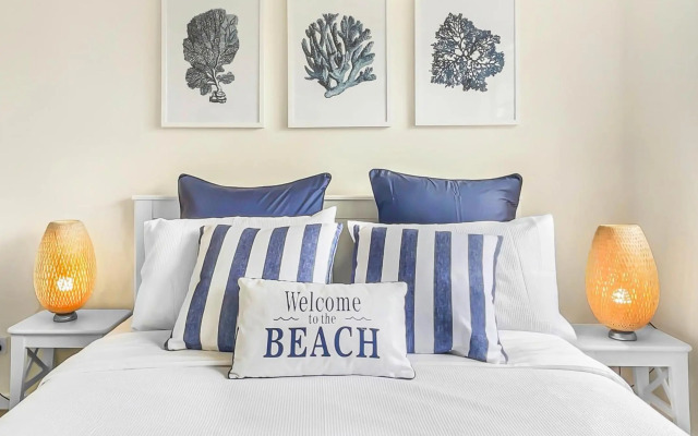 Beachside Serenity Apartment