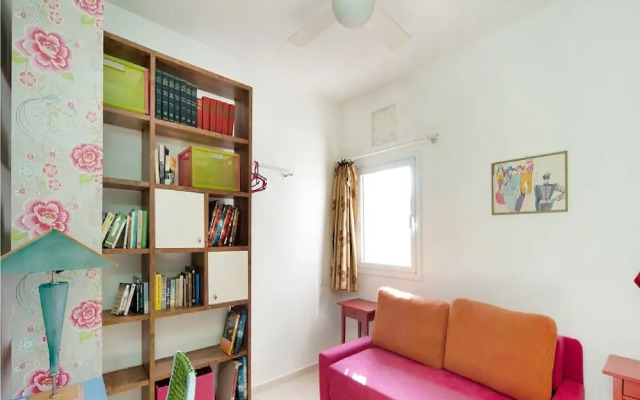 Charming Sunny Haven with Balcony by Sea N Rent