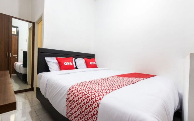 OYO 1598 Feby Inn Near RS Gandaria