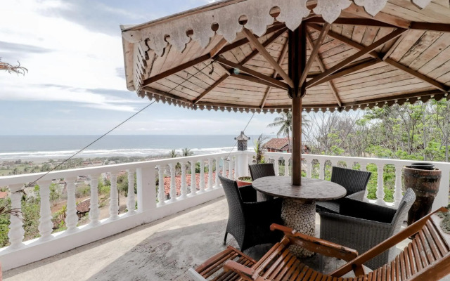Adinda Beach Hotel and Villa by ZUZU