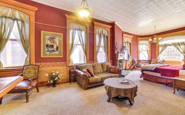 Downtown Yankton Suite: Walk to Restaurants!