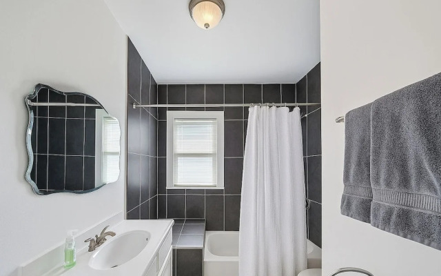 Detroit 4BR Home Bathtub & Pet Friendly Stay