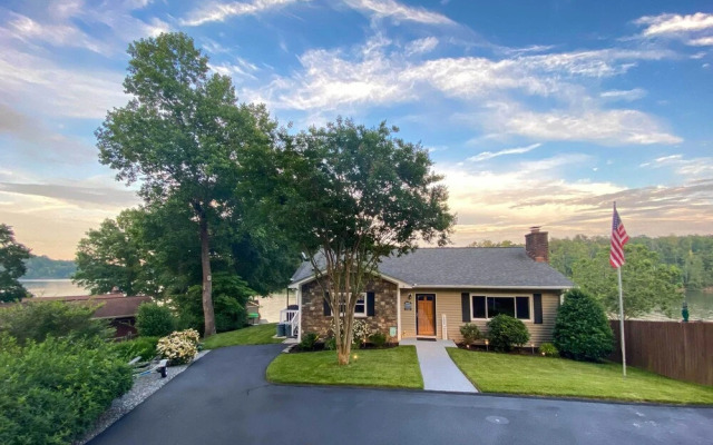 'paradise Lakehouse' in Hickory w/ Dock & Views!