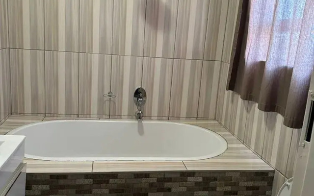Lovely 3 bed in Selborne Park With Pool - 2234