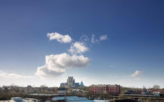 2 Bedroom Penthouse - large balcony - Minster view