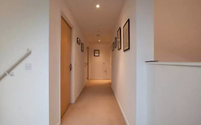 Spacious 2BR Home in Surrey Quays W/terrace
