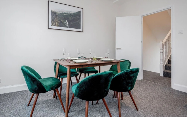 Stunning 2 Bedroom Duplex Apt in Center of Camden