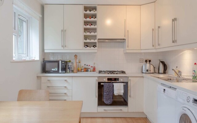 Well Located 2 Bedroom 1 Bath in Elephant & Castle