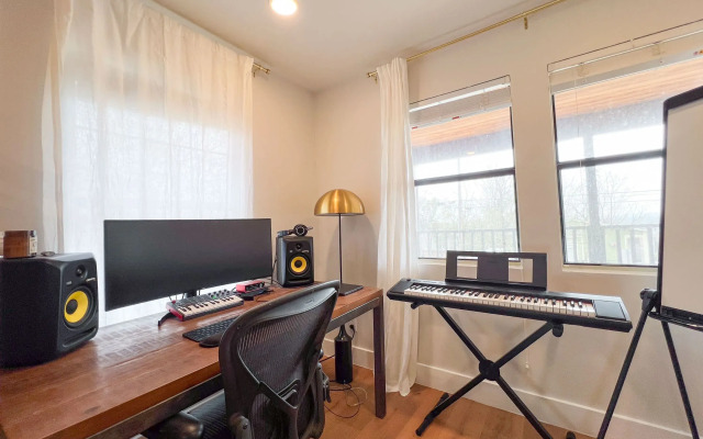 East Austin Bungalow With Music Studio Firepit