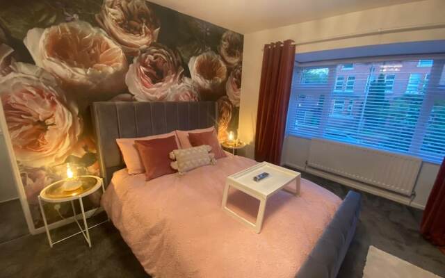 Charming 3-bed House Near Central Manchester