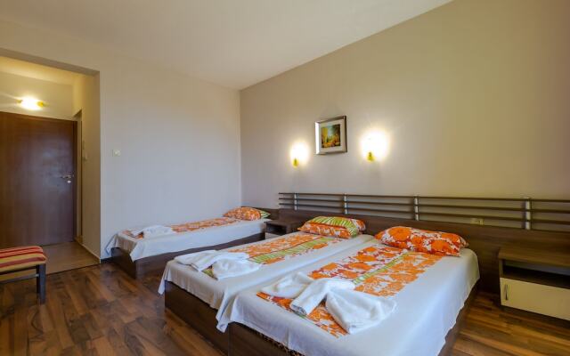 Family Triple Room in Dafinka Guest House